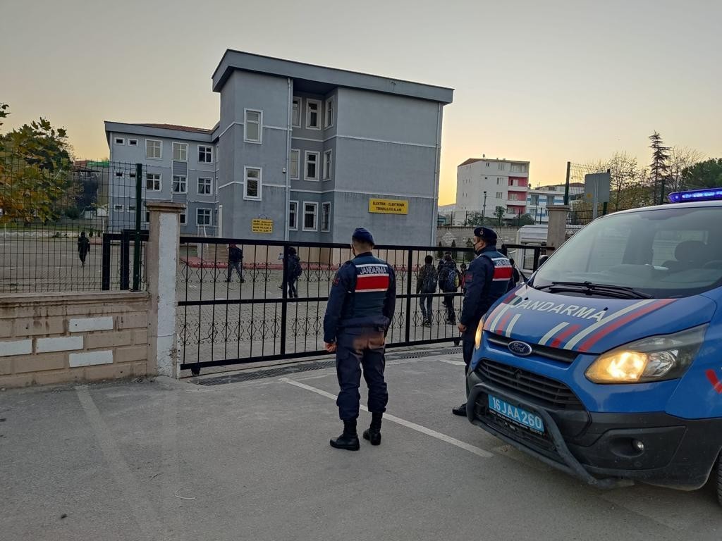 Bursada Jandarmadan Servis Araçlarında Ve Okul Çevrelerinde Denetim