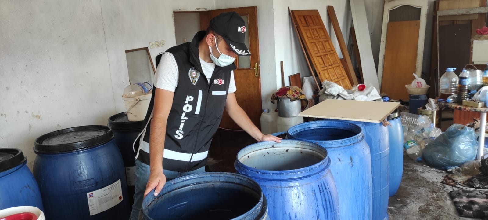 Bursa'da Kaçak İçki İmalathanesine Şok Baskın