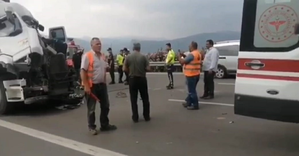 Bursa'da Kamyona Arkadan Çarpan Tırın Sürücüsü Araçta Sıkıştı