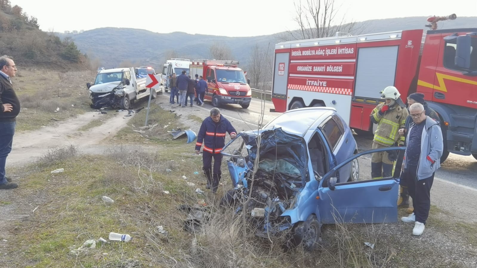 Bursada Kamyonet İle Otomobil Kafa Kafaya Çarpıştı: 1İ Ağır 2 Yaralı