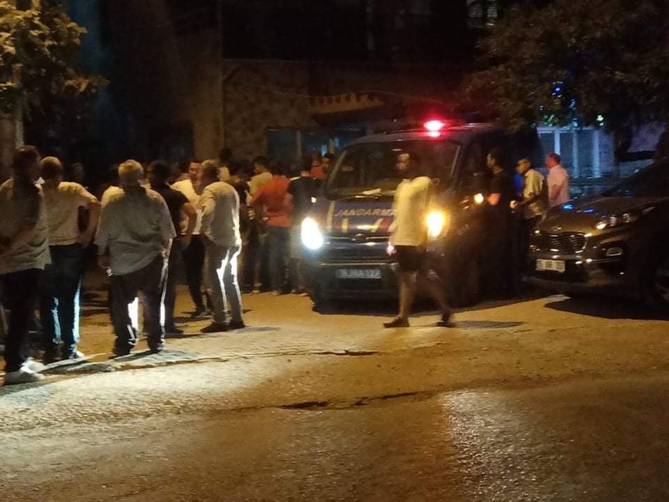 Bursada Kavga Sonrası Gerginlik: Mahalleli Şüphelinin Saklandığı Evi Taşladı