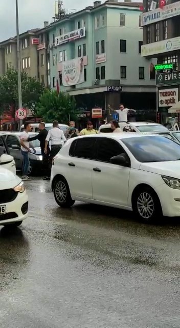 Bursa'da Kaza Sonrası Ortalık Savaş Alanına Döndü