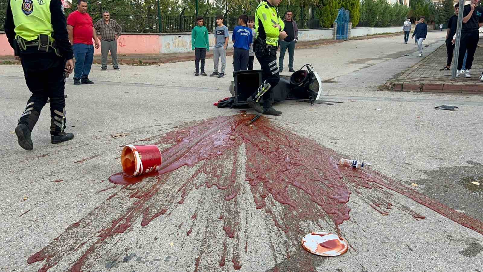 Bursada Kazada Motosiklet Sürücüsü Yaralandı, Ketçaplar Yola Saçıldı