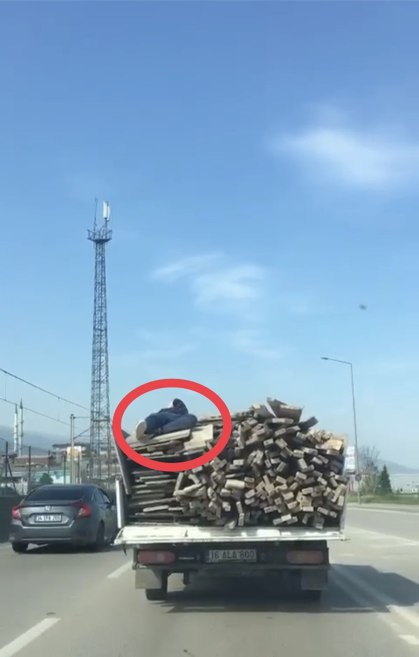 Bursada Kendi Canını Hiçe Saydı, Odunların Üstüne Uzanarak Böyle Gitti