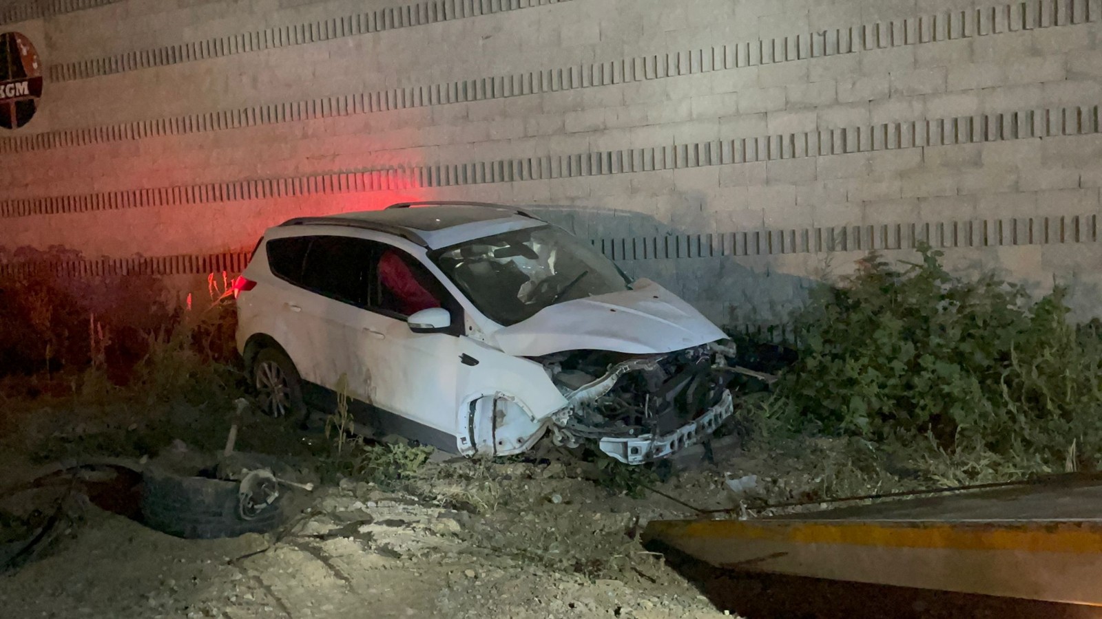 Bursada Kız Arkadaşı İle Duvara Çarparak Kaza Yapan Sürücü Olay Yerinden Kaçtı