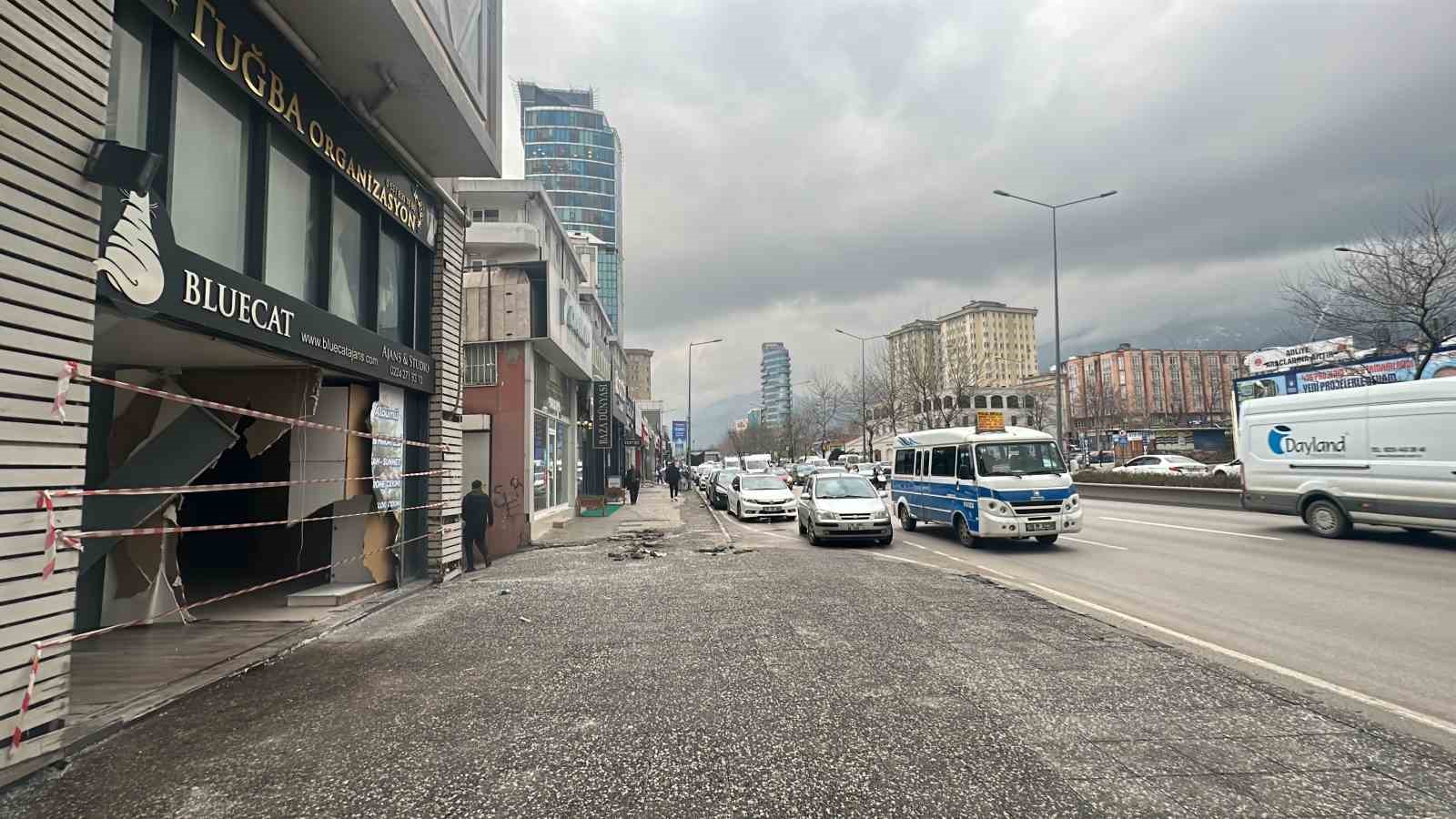 Bursada Kontrolden Çıkan Otomobil Dükkana Girdi