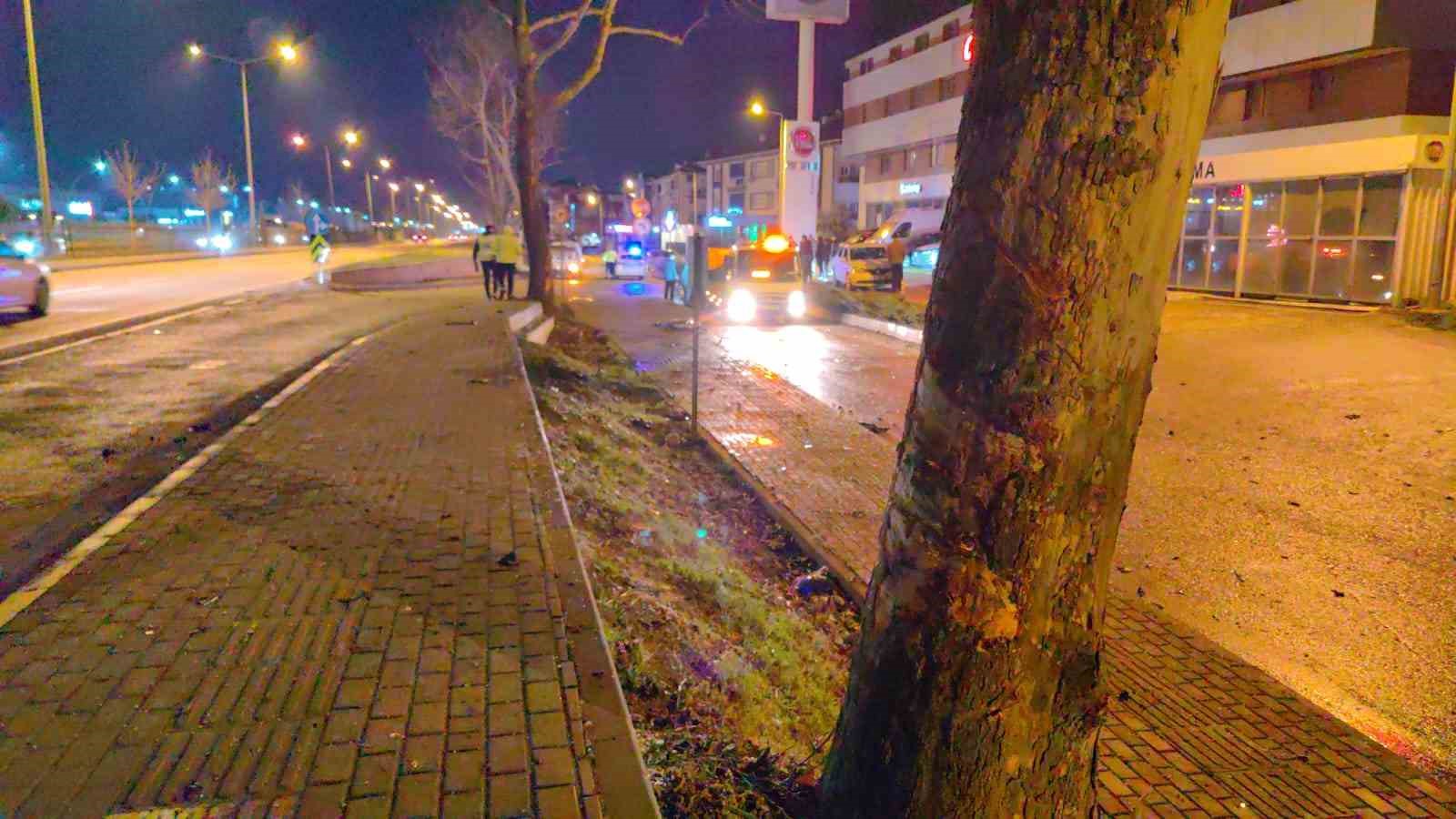Bursada Kontrolden Çıkan Otomobil Yola Uçtu: 1 Yaralı