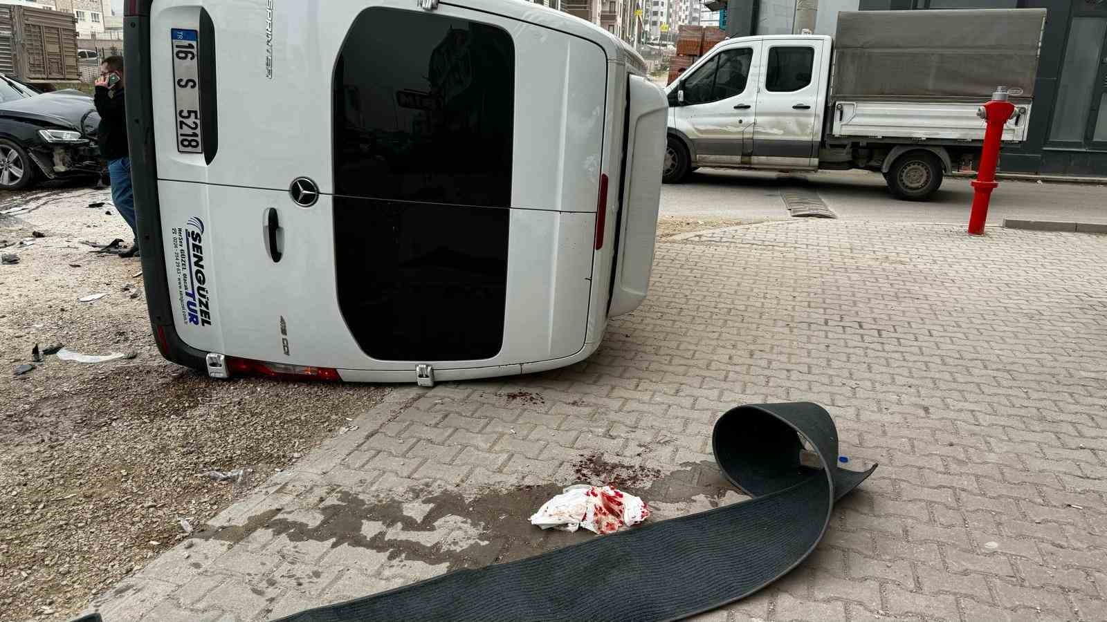 Bursada Kontrolden Çıkan Servis Minibüsü Yan Yattı : Sürücü Yaralandı