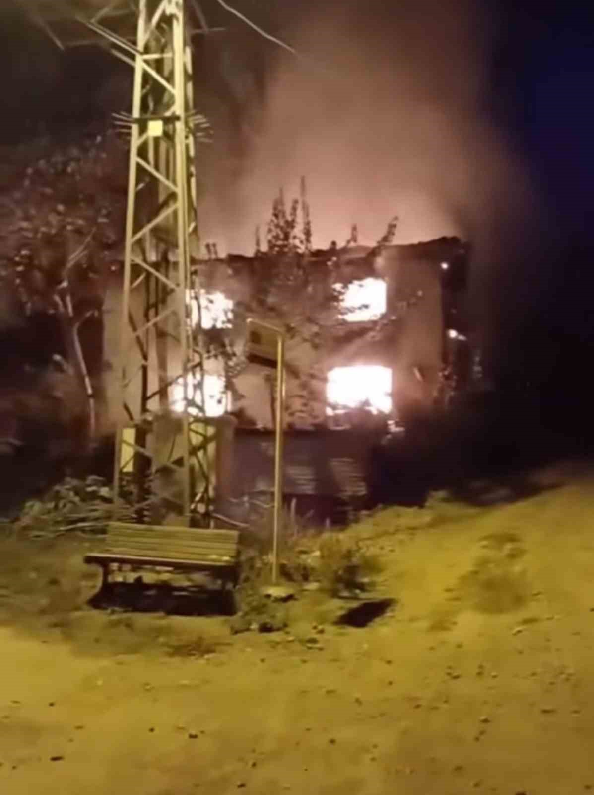 Bursada Korkutan Yangın : Alevler Geceyi Aydınlattı