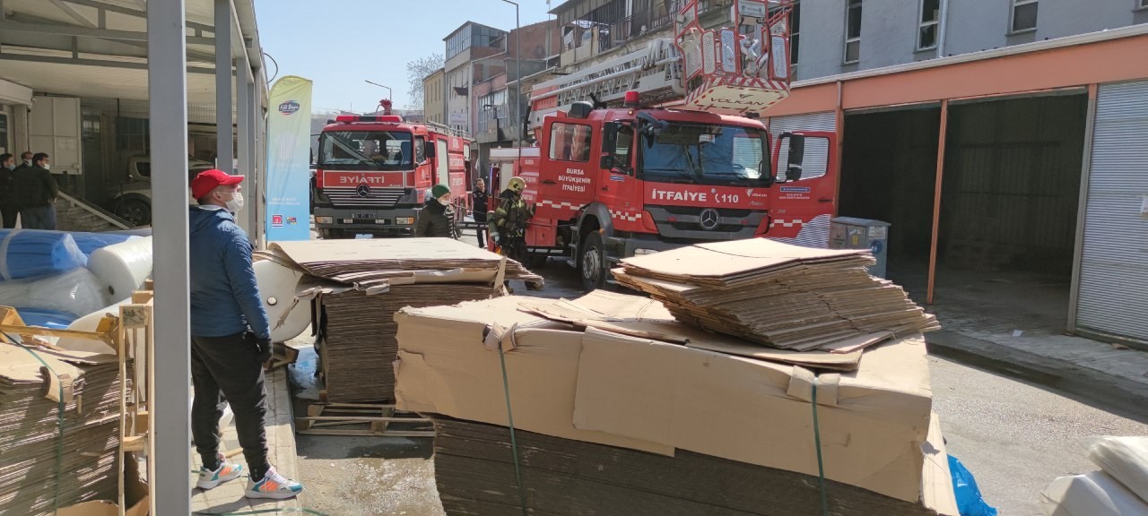 Bursada Korkutan Yangın, Esnaf El Birliğiyle Malzemeleri Dışarıya Çıkardı