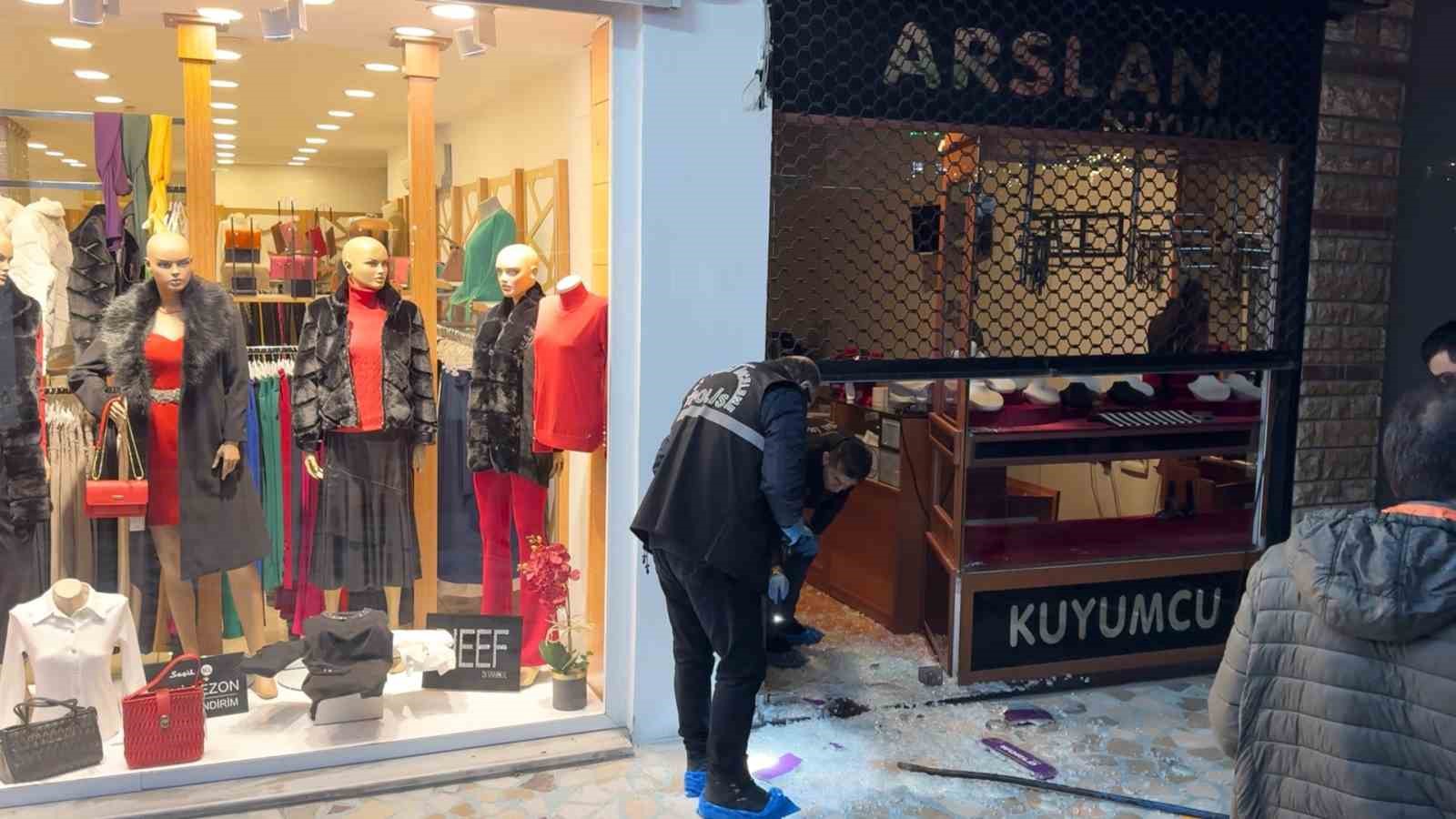 Bursada Kuyumcu Soygunu: 500 Bin Lira Değerindeki Altınları Çaldılar