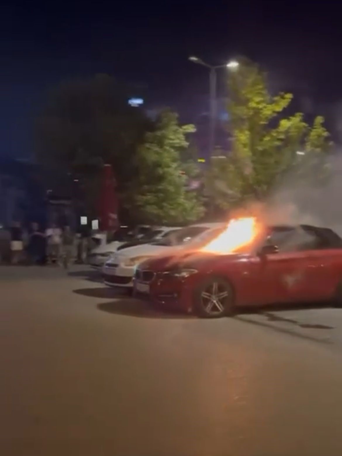 Bursada Lüks Araç Park Halinde Alev Alev Yandı