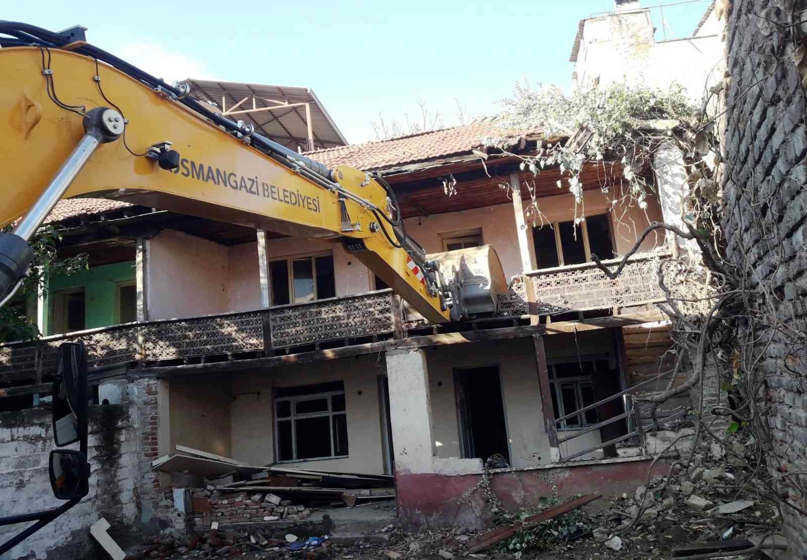 Metruk binalar tek tek yıkılıyor