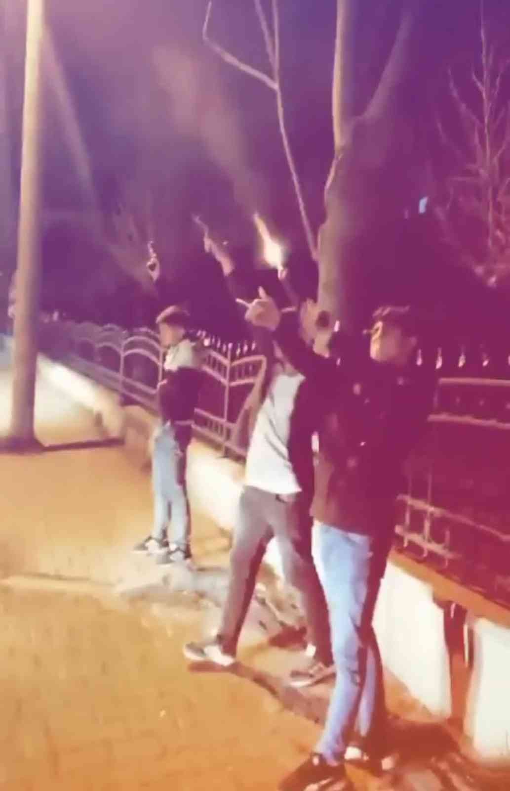 Bursada Magandalar Havaya Ateş Açtı, Kameraya Yakalandı