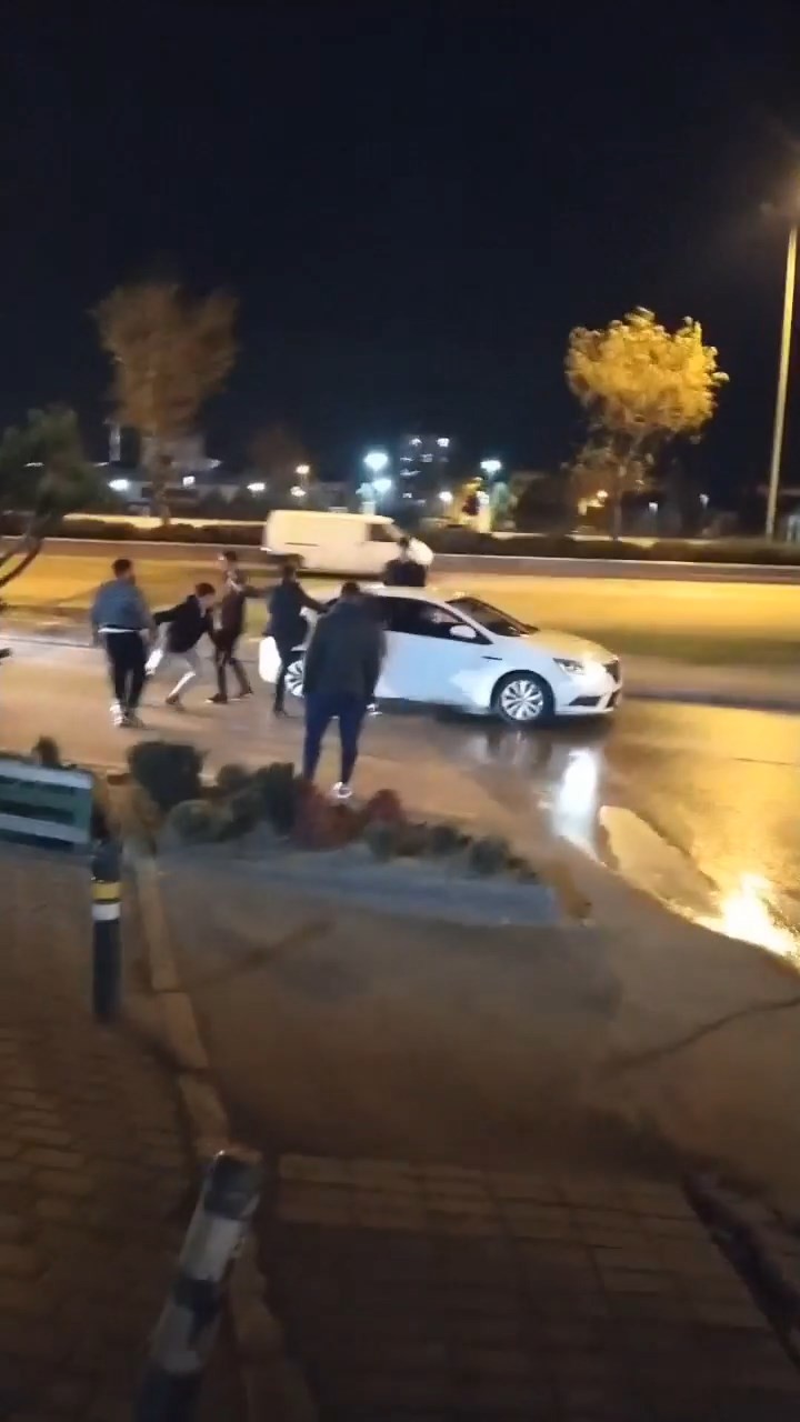 Bursa'da Makas Atan Otomobili Tekmelediler