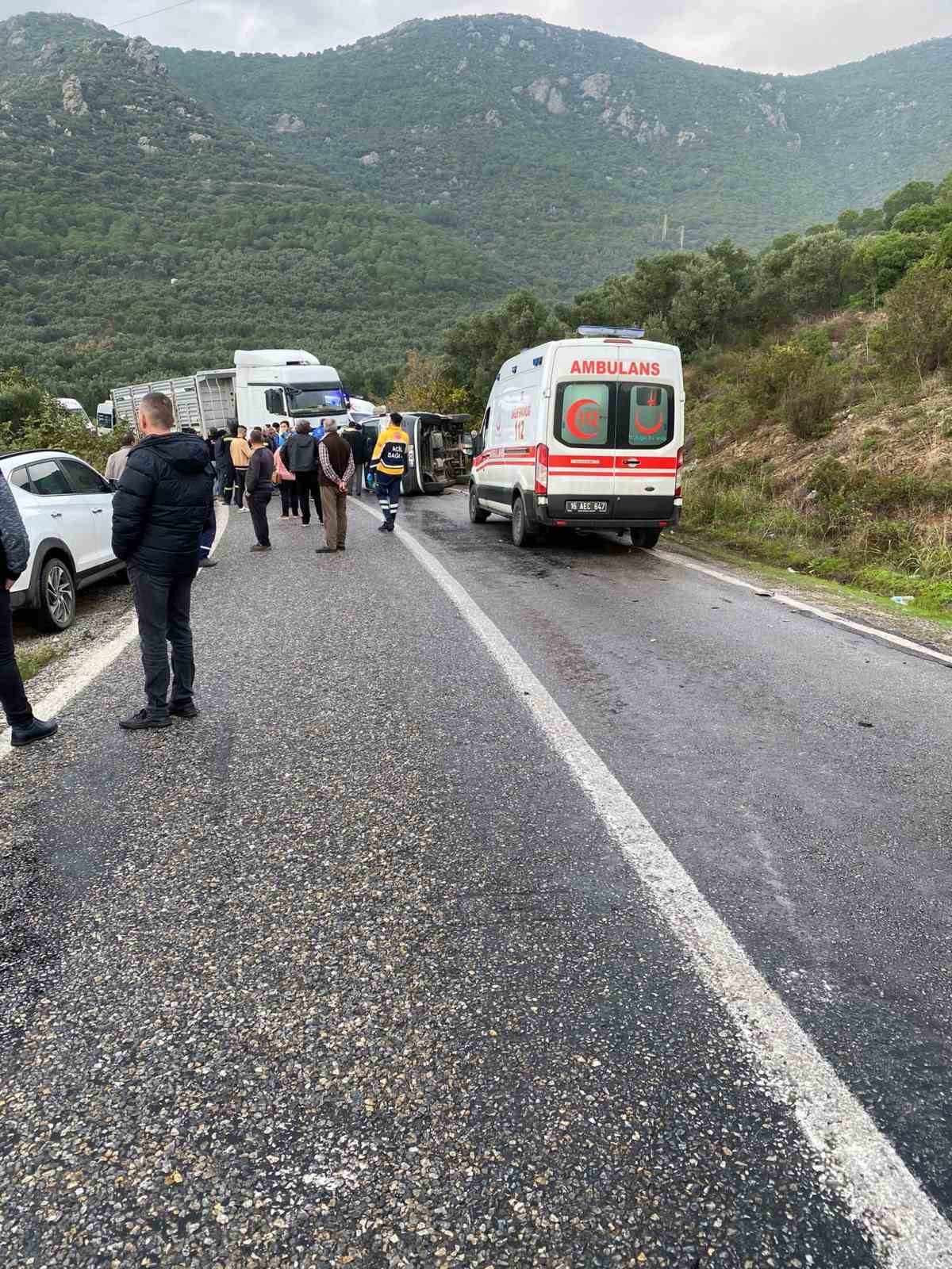 Bursada Minibüsü Devrildi: 3 Yaralı