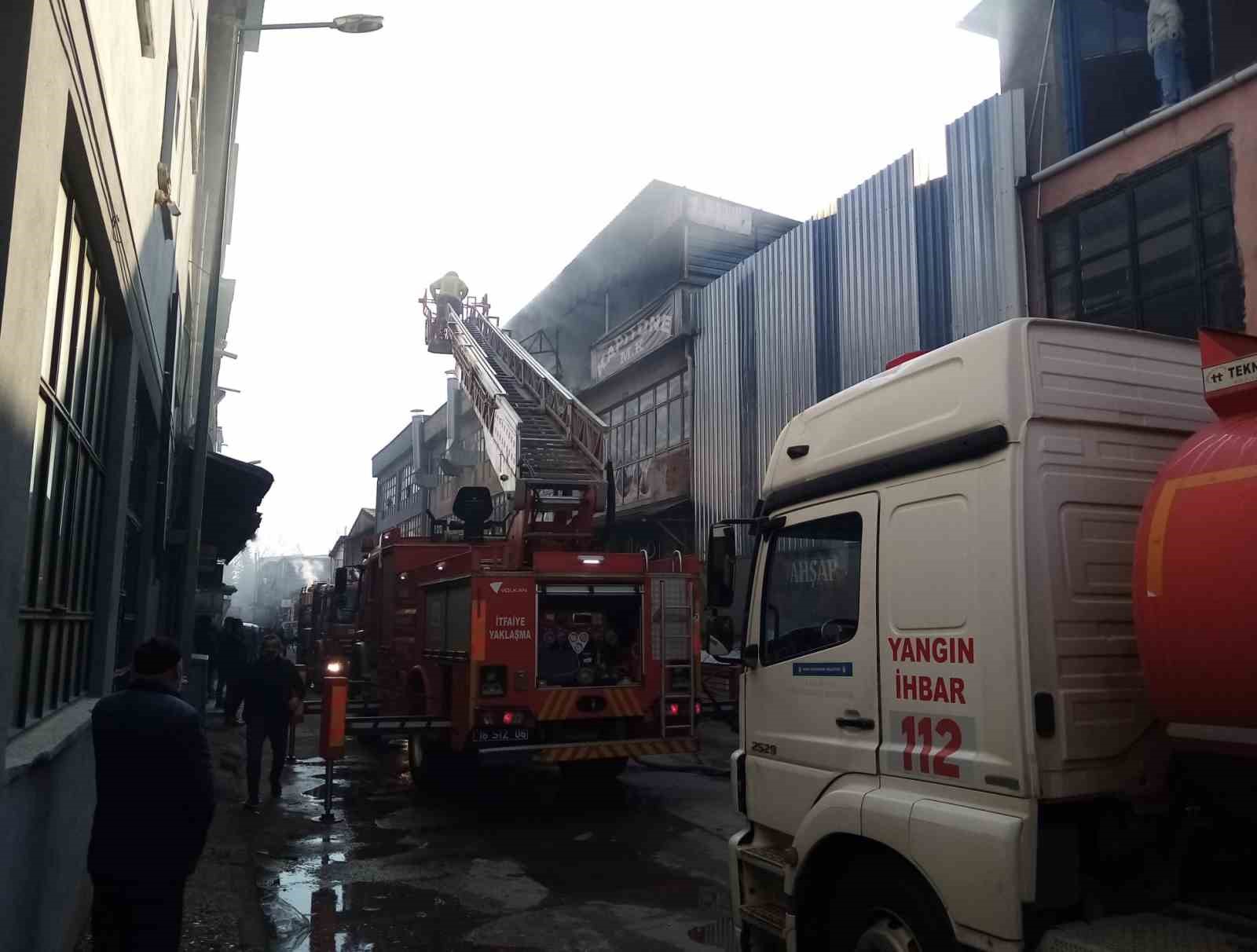 Bursa'da Mobilya İmalathanesinde Korkutan Yangın