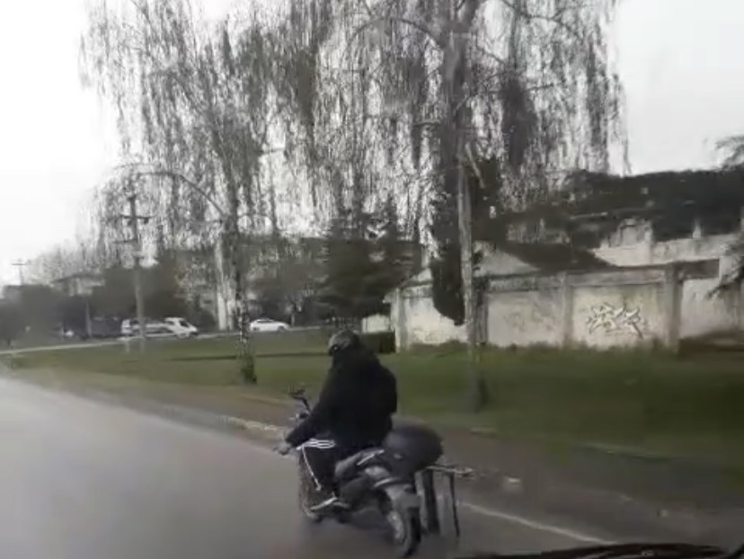 Bursada Motosiklet İle Canını Hiçe Sayarak Merdiven Taşıdı