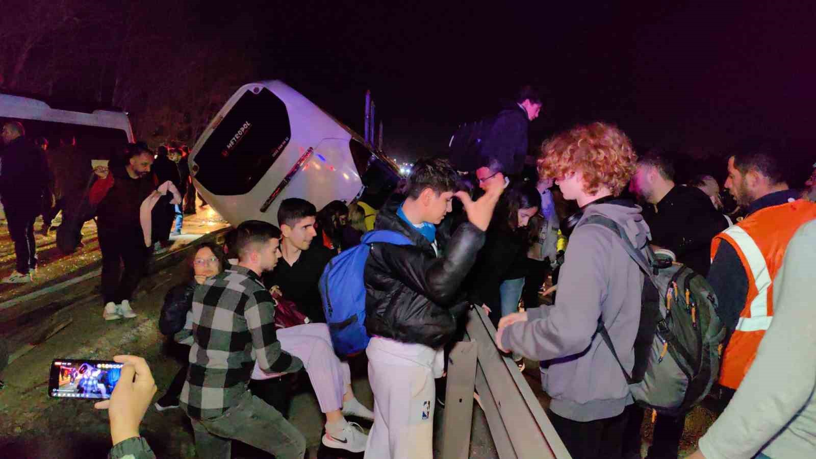 Bursada Öğrencileri Taşıyan Tur Otobüsü Kaza Yaptı: 3 Ölü, 44 Yaralı