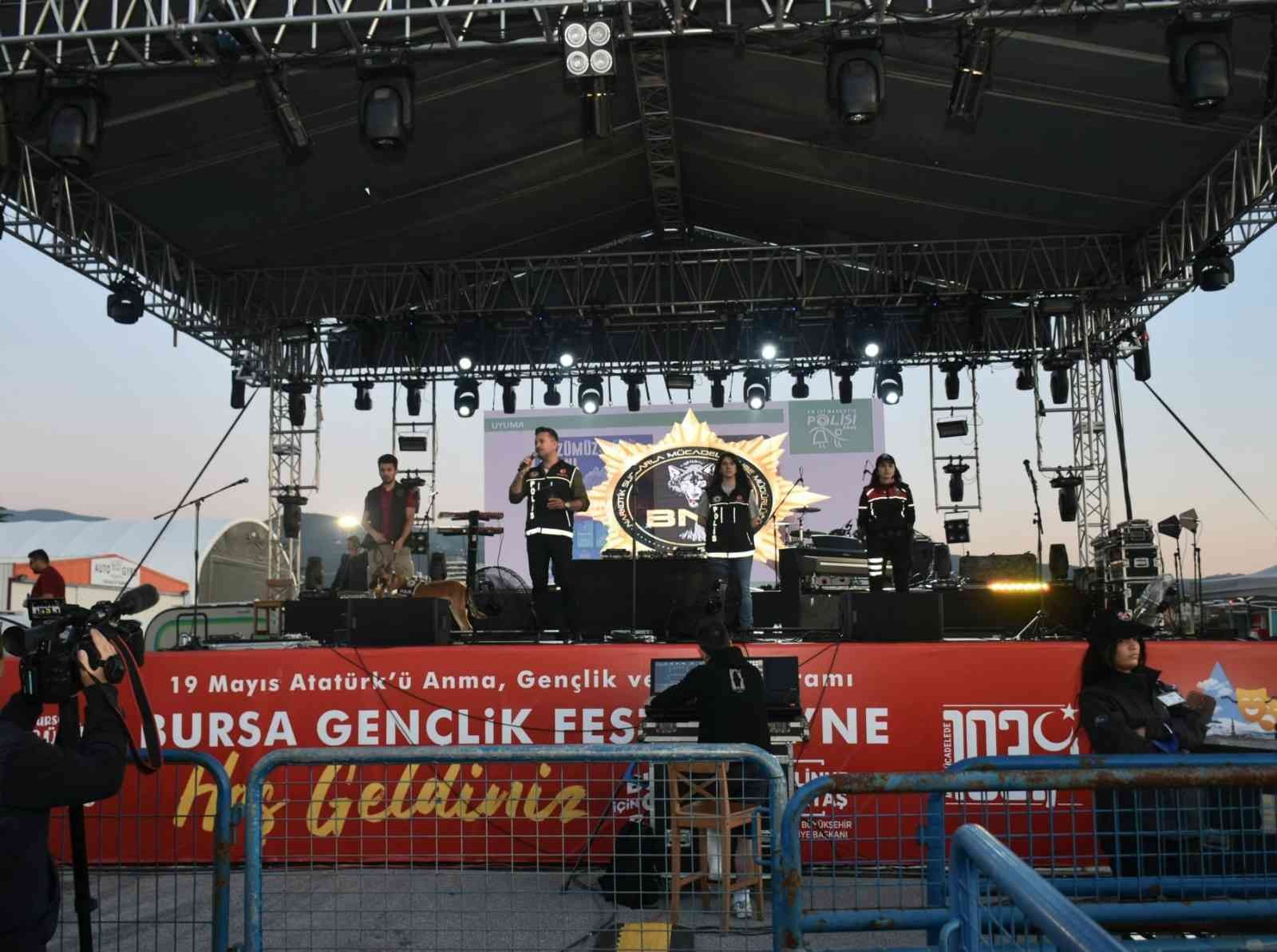 Bursada On Binlerce Kişiye En İyi Narkotik Polisi Anne Projesi Tanıtıldı