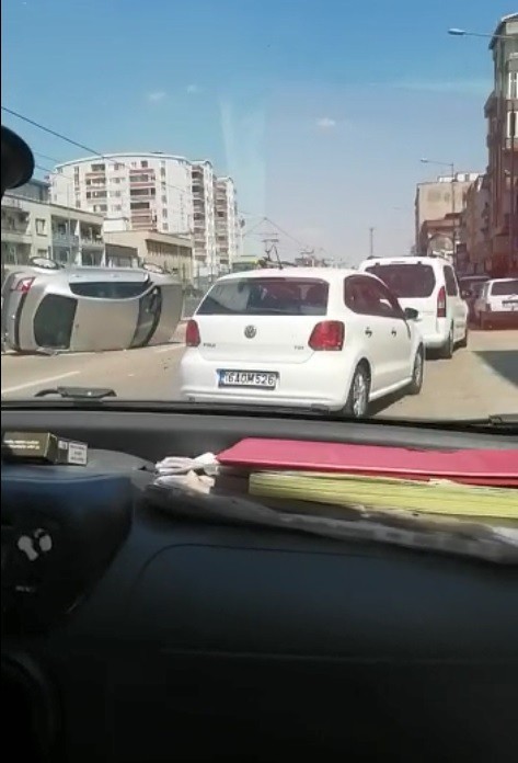 Bursada Otomobil Düz Yolda Takla Attı