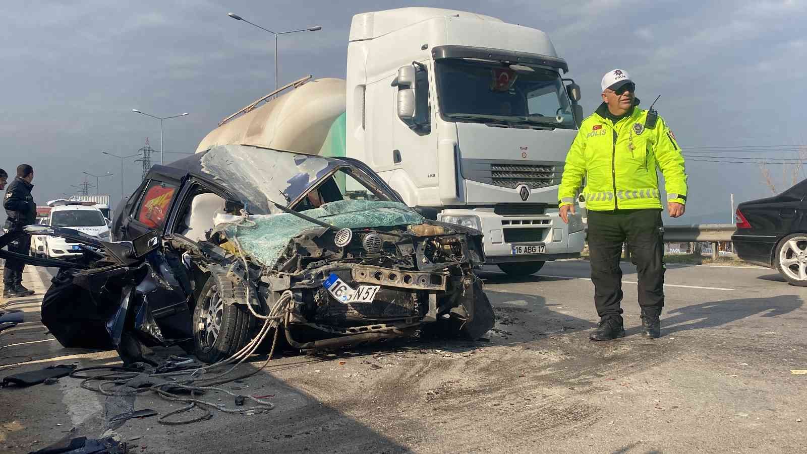 Bursada Otomobil, Kamyonete Çarptı: 3 Yaralı