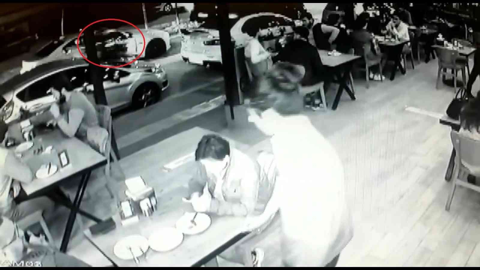 Bursa'da Otomobilin Kapısını Bir Anda Açtı, Motokurye Çarparak Böyle Kaza Çarptı