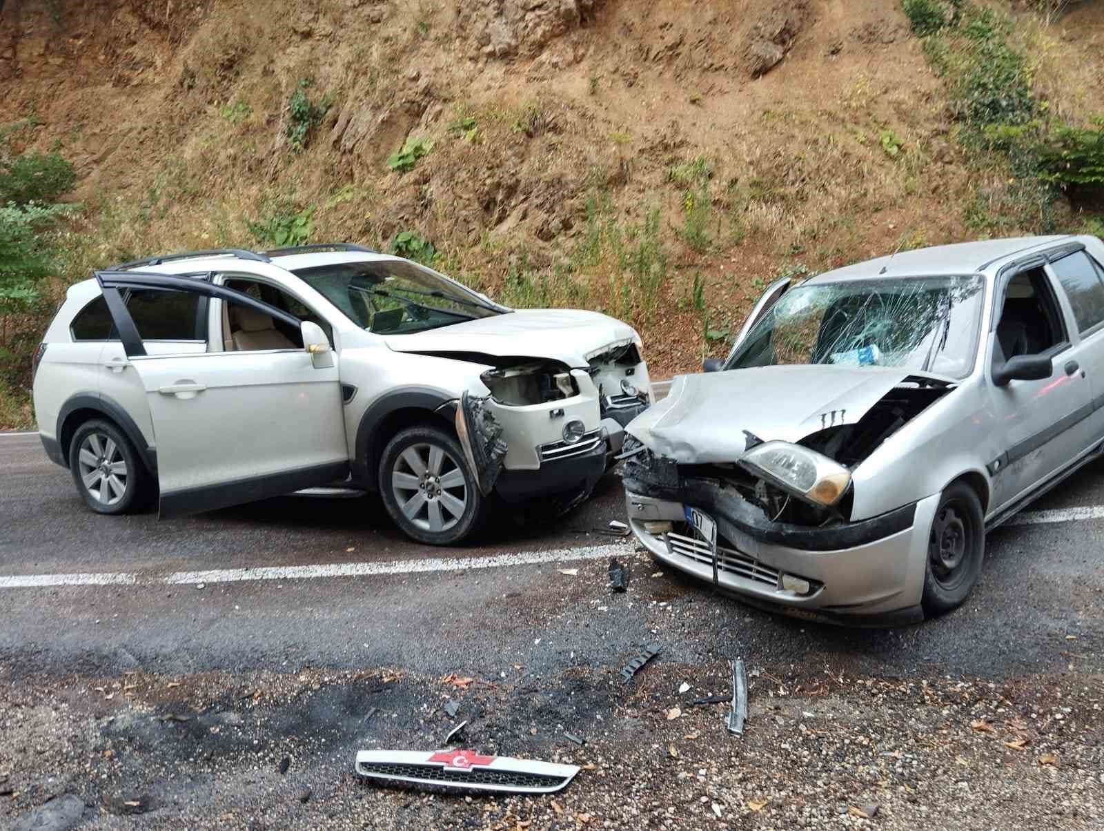 Bursada Otomobille Cip Çarpıştı: 2 Yaralı