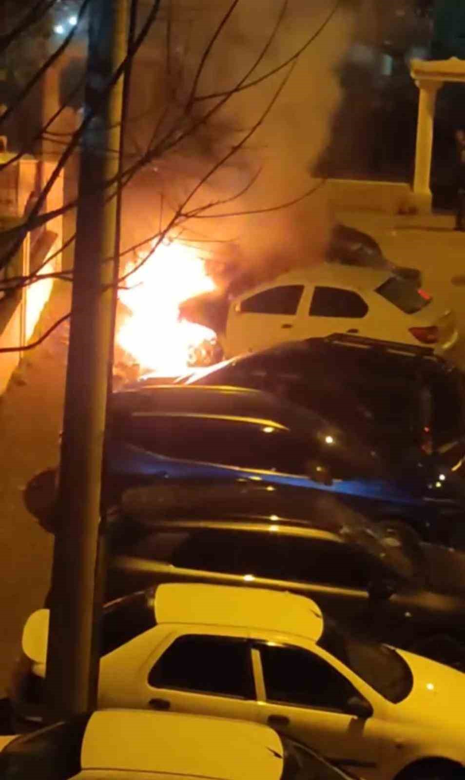 Bursada Otoparktaki Araç Alev Alev Yandı