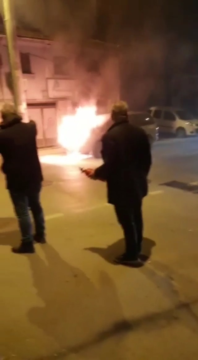 Bursada Park Halindeki Bir Otomobil Ve Seyir Halindeki Kamyon Alev Alev Yandı