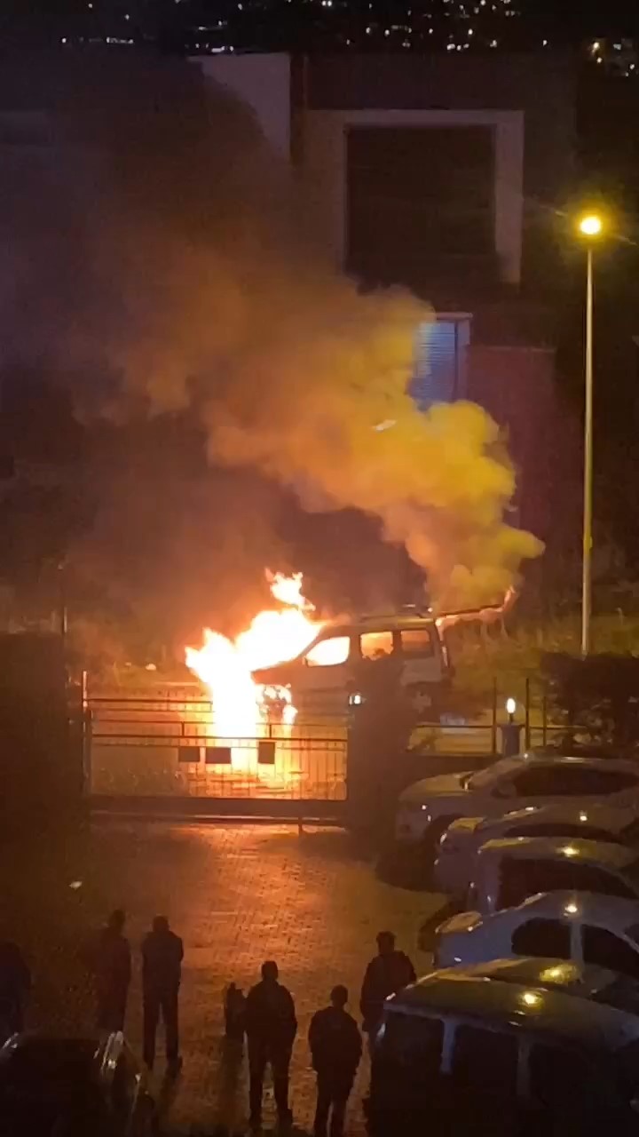 Bursada Park Halindeki Hafif Ticari Araç Alev Alev Yandı