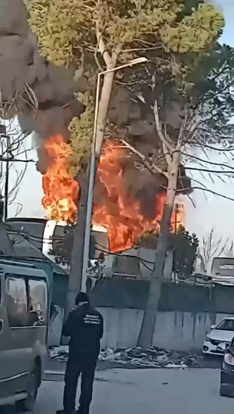 Bursada Park Halindeki Otobüs Alev Alev Yandı