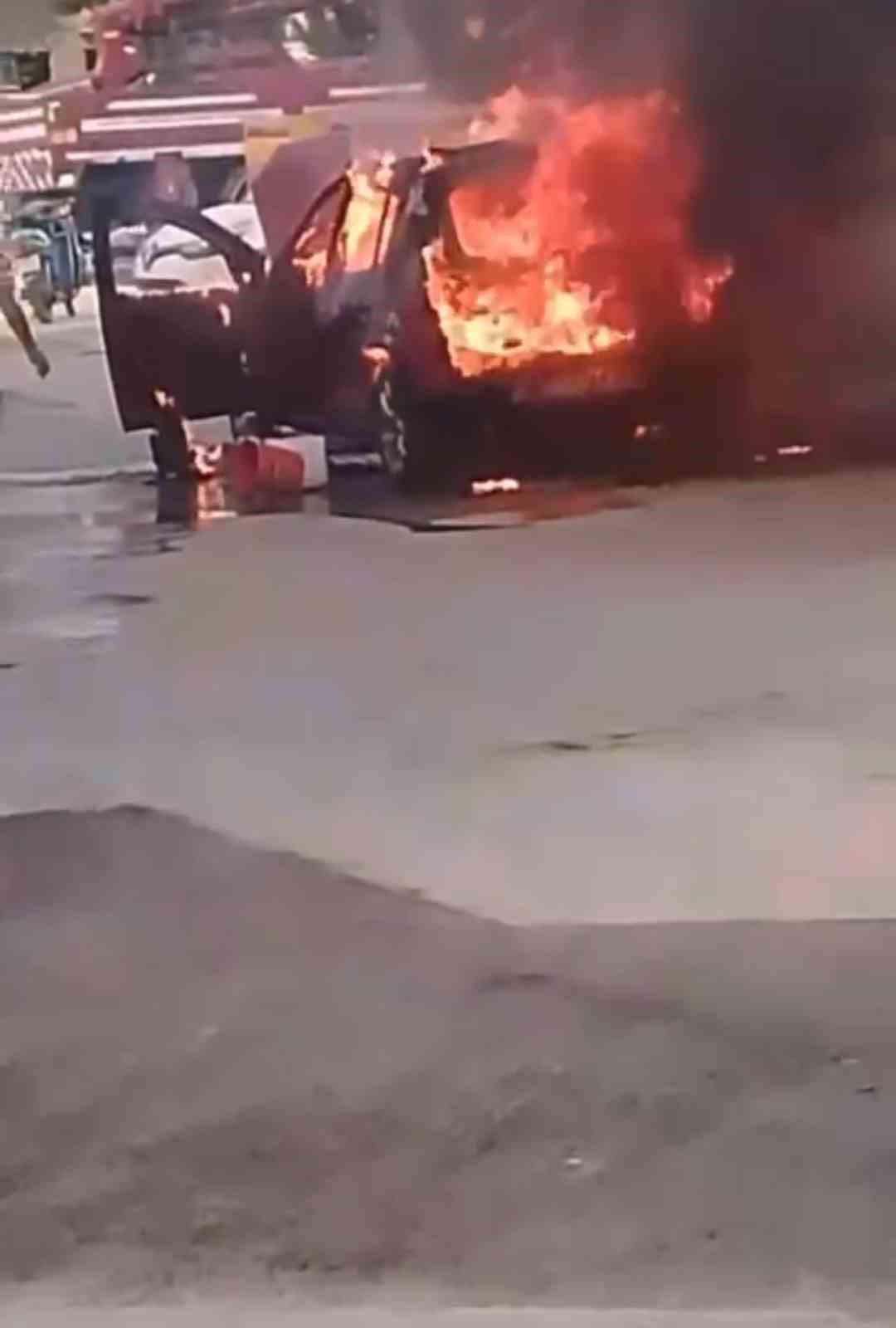 Bursada Park Halindeki Otomobil Alev Alev Yandı