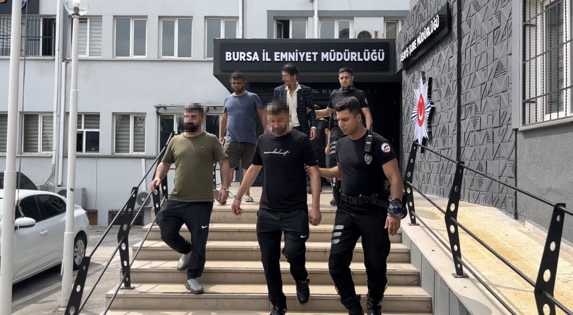 Bursa'da Polis Ekiplerinden Aranan Şahıslara Şafak Baskını: 21 Gözaltı
