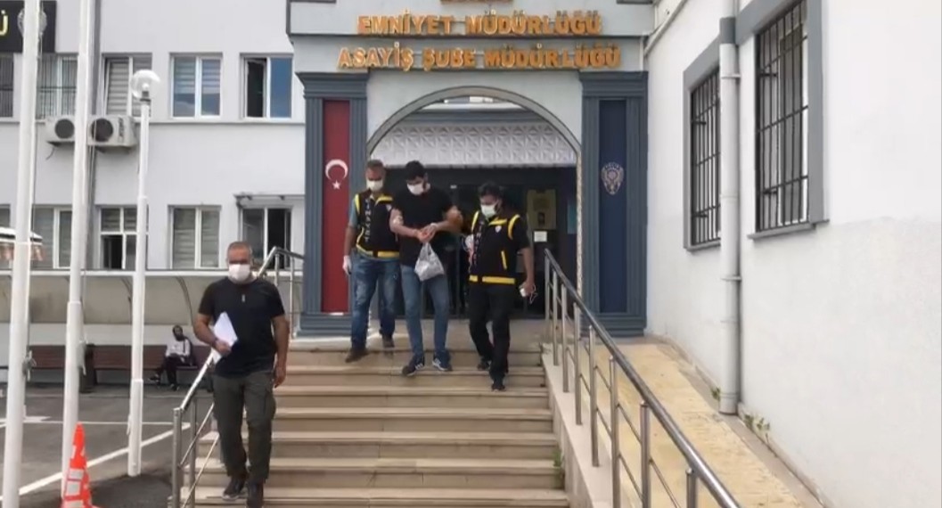Bursada Polisten Kaçan Şüphelilerin Araçla Çarptığı Genç Kadın Hayatını Kaybetti