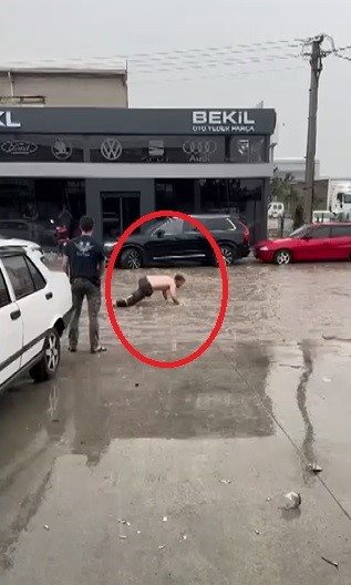 Bursada Sel Hayatı Felç Etti: Sokaklar Ve Caddeler Göle Döndü