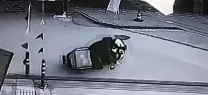 Bursa'da Seyir Halindeki Motokurye Dengesini Kaybederek Düştü