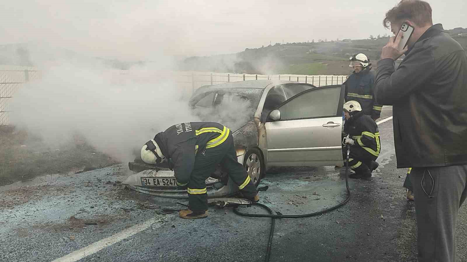 Bursada Seyir Halindeki Otomobil Alev Aldı
