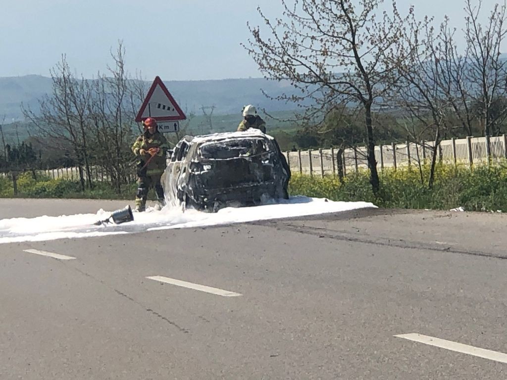Bursada Seyir Halindeyken Alev Alan Otomobil Yandı