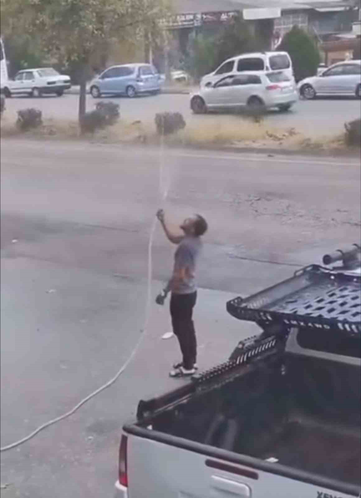 Bursada Sıcaktan Bunalan Vatandaşlar Kendini Böyle Serinletti