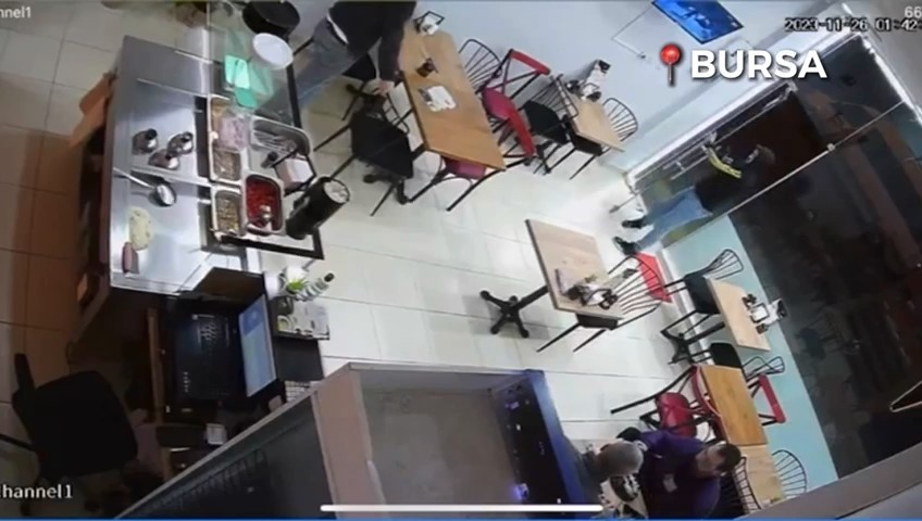 Bursada Şiddetli Rüzgar Kapıyı Böyle Parçaladı