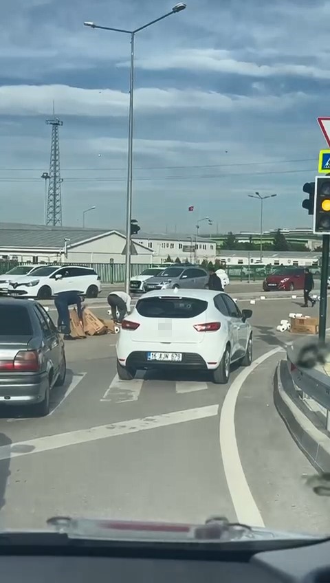 Bursada Sürücüler Yere Dökülen Malzeme İçin Seferber Oldu