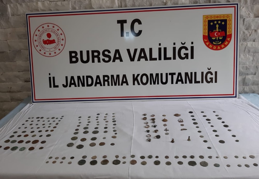Bursa'da Tarihi Eser Satmak İsteyen 4 Kişi Jandarma Ekiplerine Yakalandı