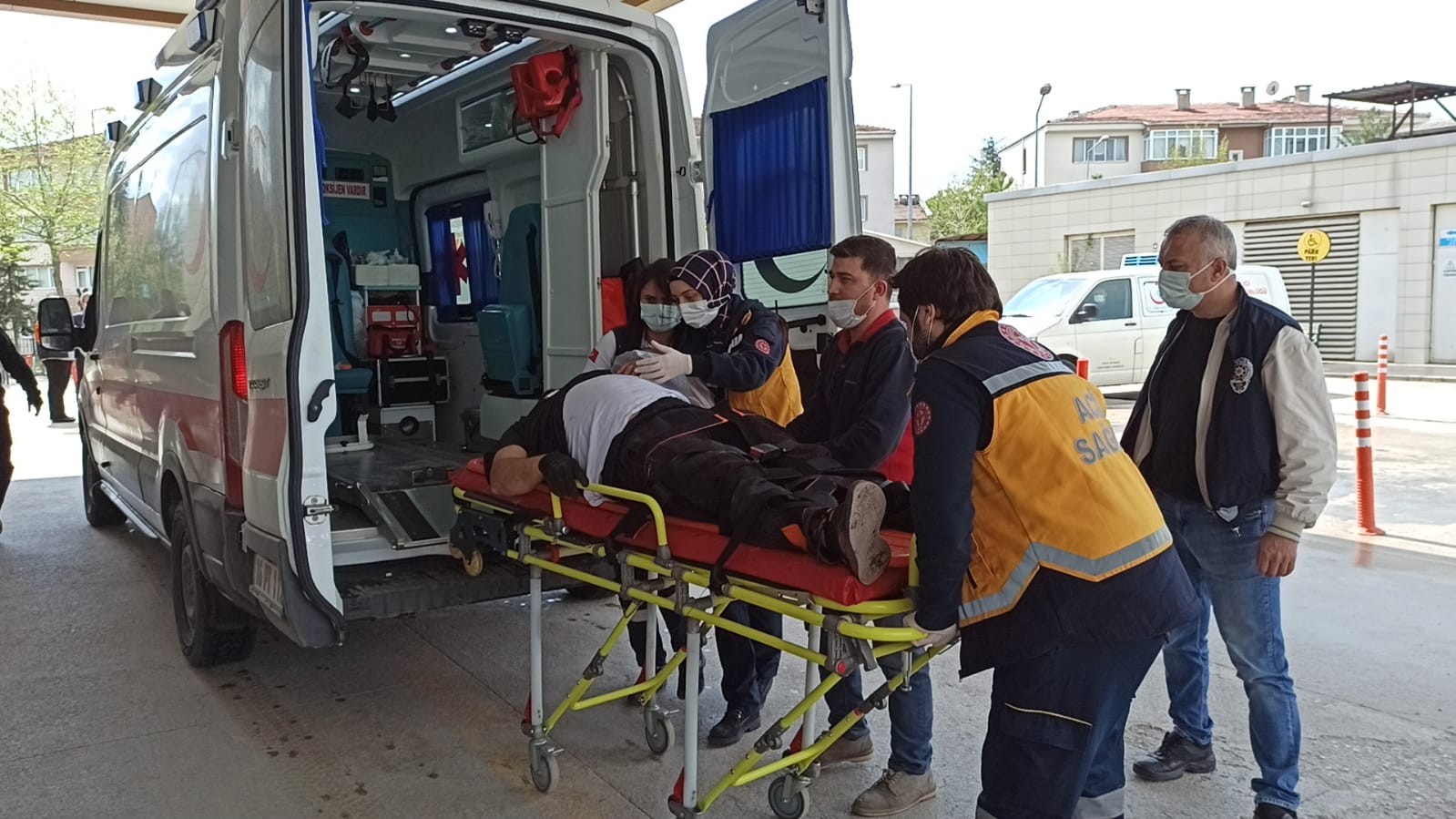 Bursa'da Taşıdığı Malzemelerin Altında Kalan İşçi Yaralandı