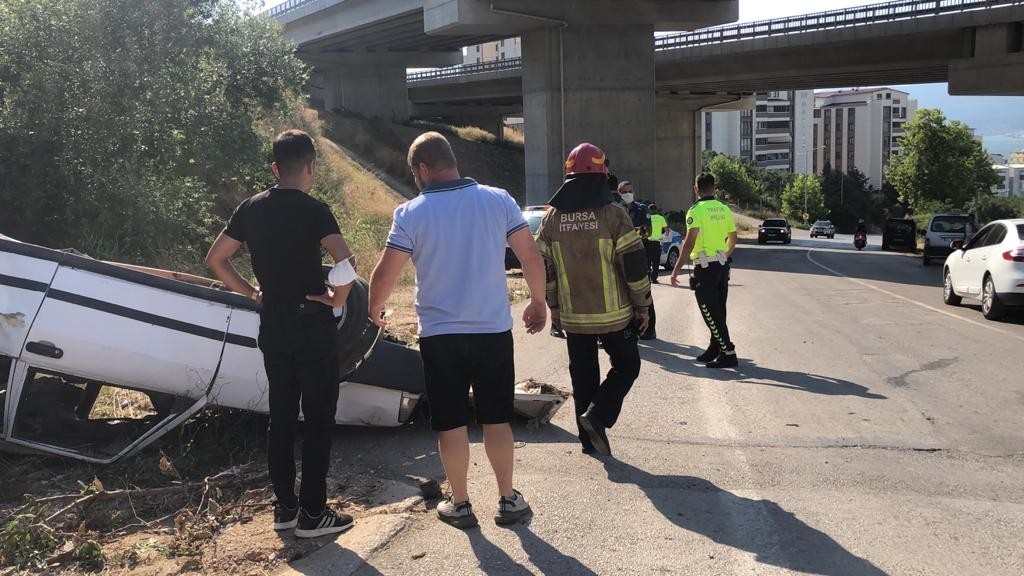 Bursada Tekerleği Kopan Araç Takla Attı: 2 Yaralı