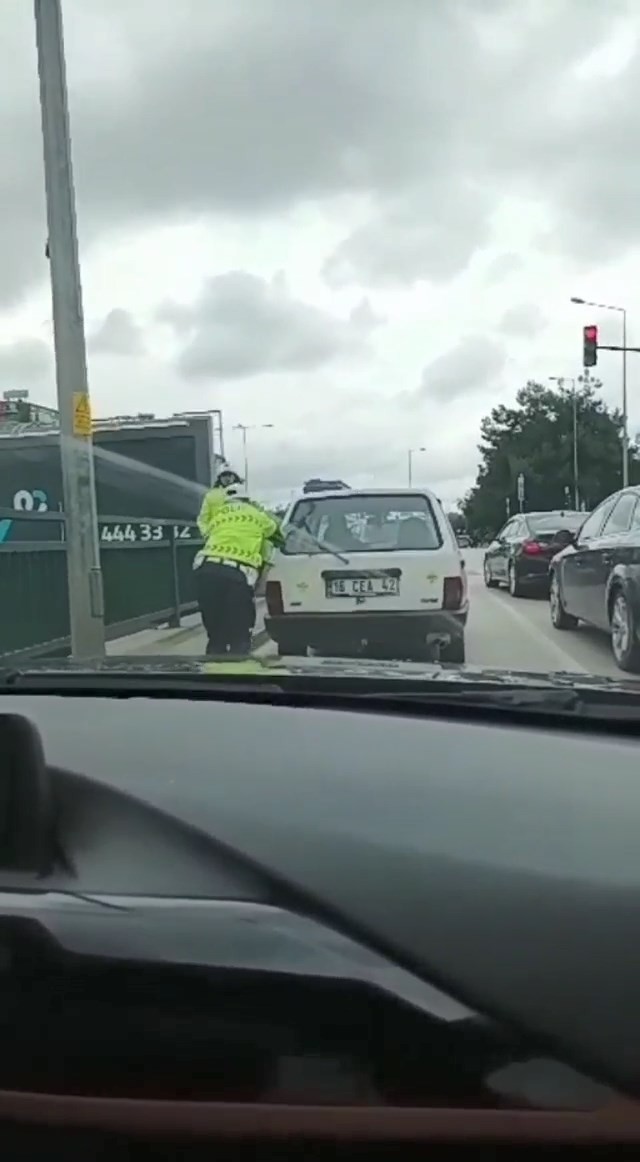 Bursada Trafik Polisinden Takdir Toplayan Hareket