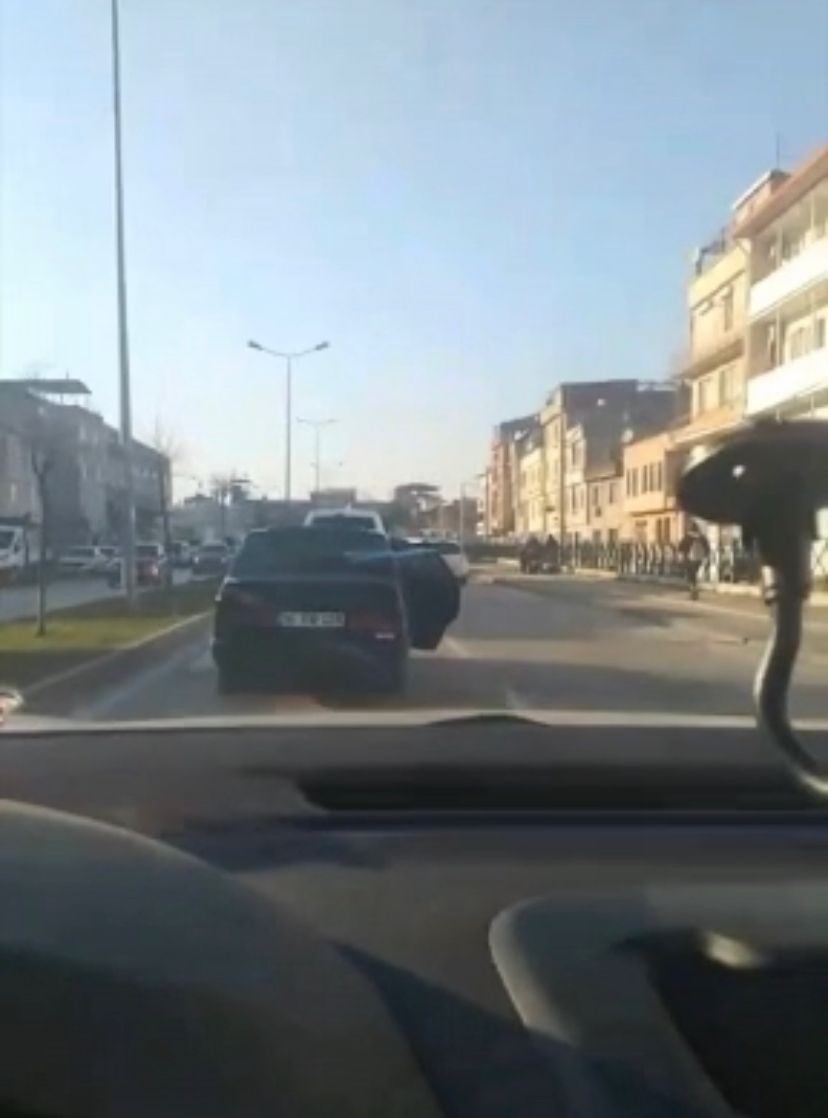 Bursada Trafikte Bantlı Şekilde Kapısı Açık Otomobili Görenler Gözlerine İnanamadı