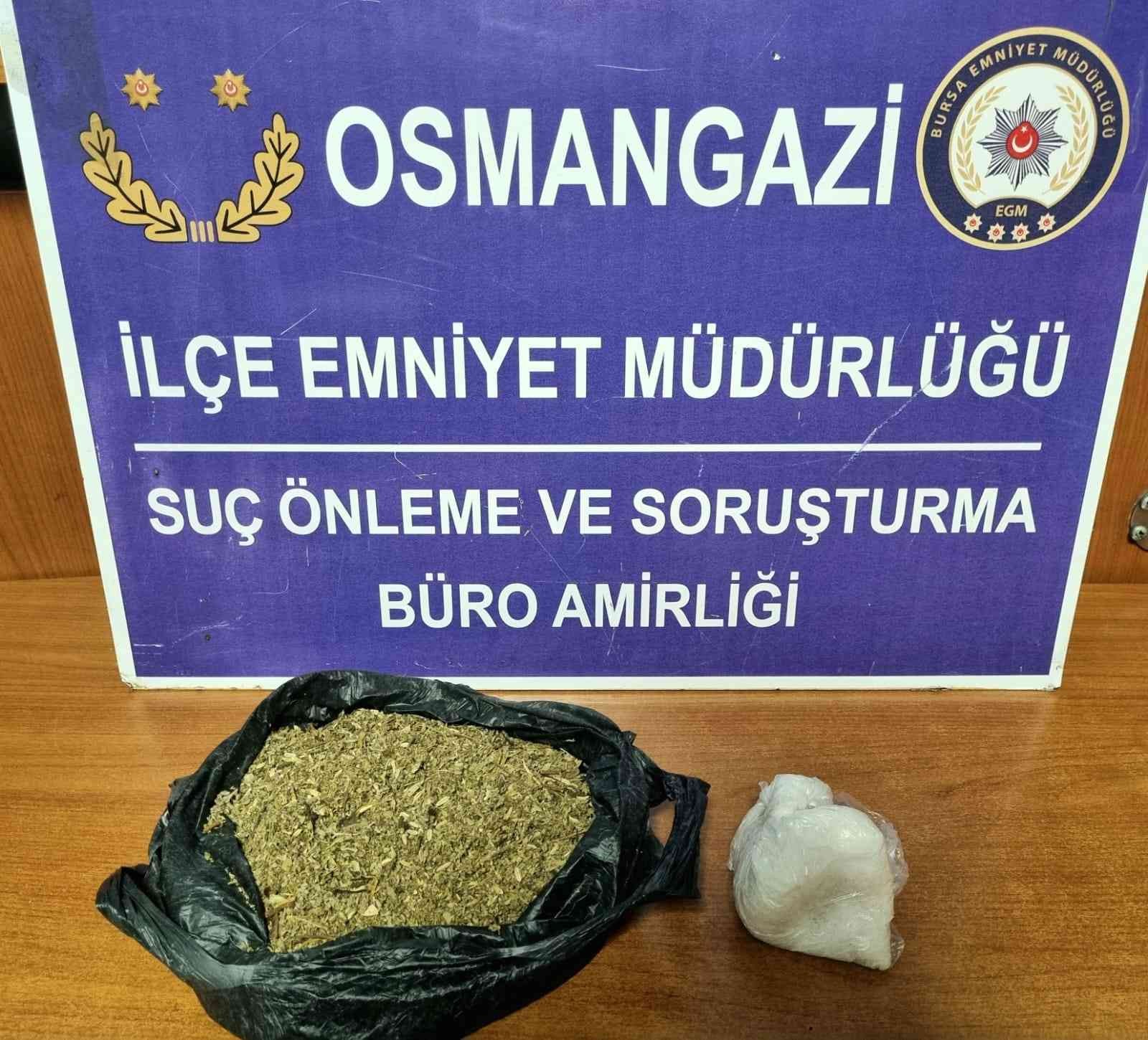 Bursada Uyuşturucu Satıcısı Aracında Yakalandı