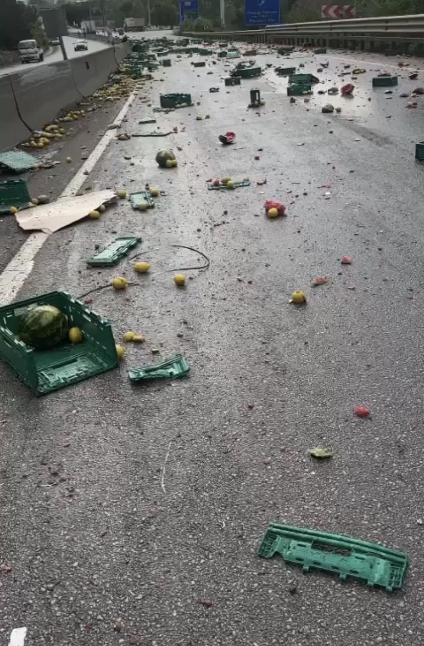 Bursada Vinç İle Kamyon Çarpıştı, Binlerce Kasa Meyve Ve Sebze Yola Döküldü