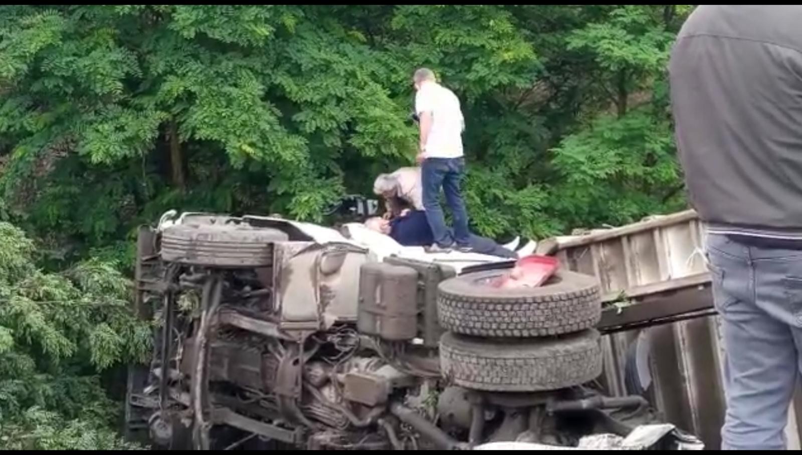 Bursada Virajı Alamayan Kamyon Şarampole Yuvarlandı